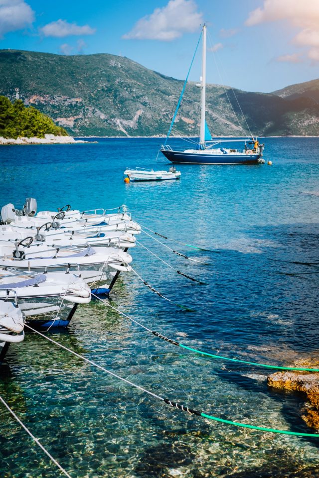 Boote am Ufer und türkisfarbene Bucht, kristallklares Wasser im Osten von Mallorca